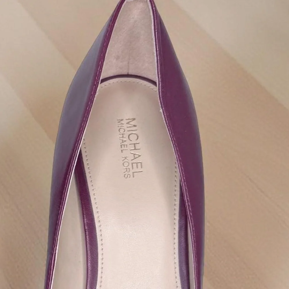 Michael Kors Genuine NWOT Antoinette Leather Pump burgundy SZ/9 Gold MK logo